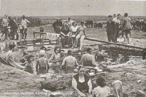 Het eerste, primitieve thermalbad van Csisztapuszta in 1956