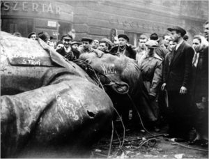 Hongaarse Revolutie: Beeld Stalin neergehaald.