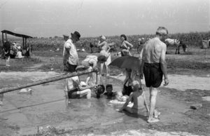 Het eerste, primitieve thermalbad van Csisztapuszta in 1956