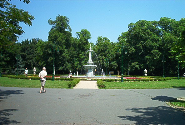 De mooie fontein in het park van Eger.