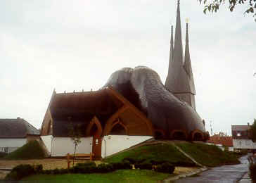 De Katholieke Heilige Geest kerk in Paks is gebouwd door Imre Makovecs