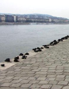 "Schoenen aan de Donau" een monument om de omgekomen Joden in Boedapest te herdenken